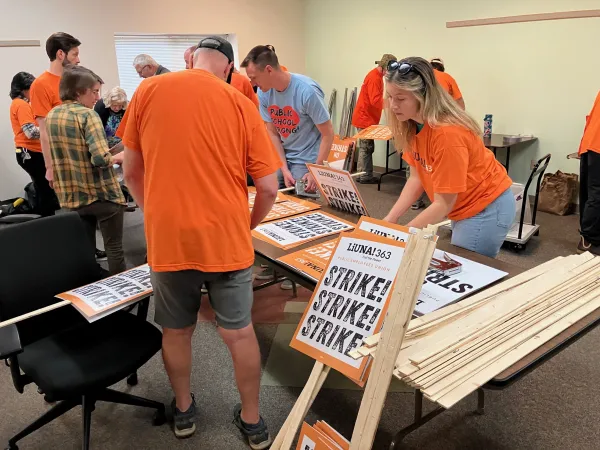 Assembling picket signs